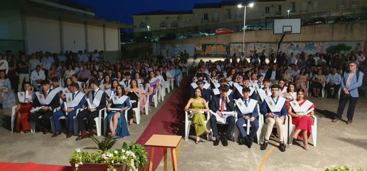 🎓 Acto de graduación de Bachillerato y Ciclos Formativos (2023-2025) 🎓 Acto de graduación de Bachillerato y Ciclos Formativos (2023-2025)